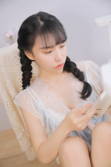 靠近女领导